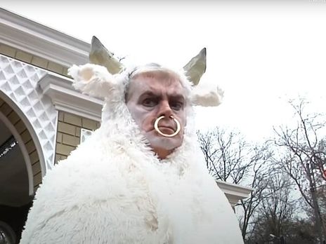 "От восторга разревусь и улечу за облака". Директор Одесского зоопарка снял новогодний клип. В этот раз – в образе быка. Видео