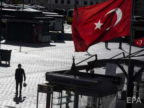 В Турции запретили выходить на улицу в выходные и ввели комендантский час по будням