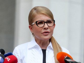     Тимошенко пришла в раду в костюме и на высоких каблуках    