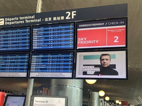 В аэропорту Шарль-де-Голль в Париже появилось фото Протасевича