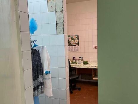 Старая мебель и облупившаяся стена. Спивак показал "современную больницу" в Киеве