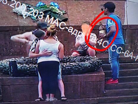 В Одессе туристы устроили пикник с пивом и шашлыками возле Вечного огня