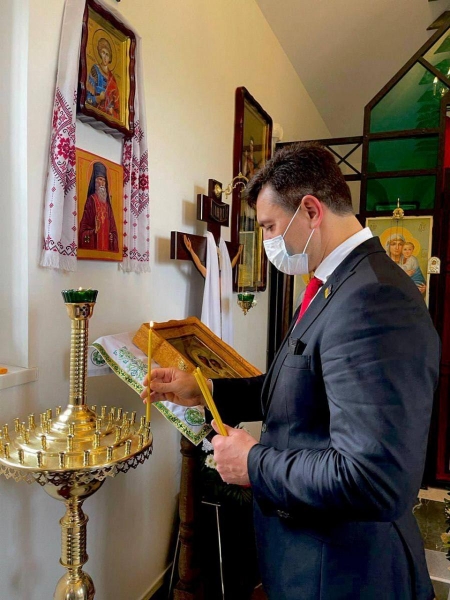     "Да поможет ему Господь": Тищенко после нападения на Лероса в Раде пошел в церковь    