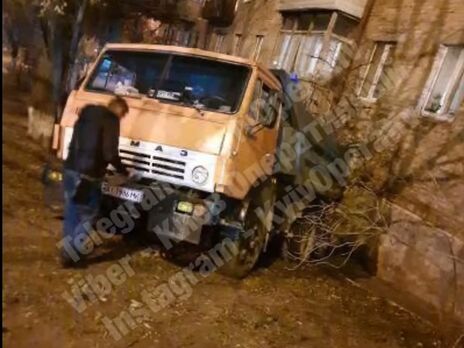 В Киеве грузовик въехал в жилой дом. Видео