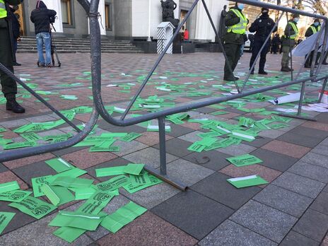 Для "Слуги народа" принесли конверты с "30 сребрениками". Участники флешмоба в Киеве потребовали снять с рассмотрения закон о столице