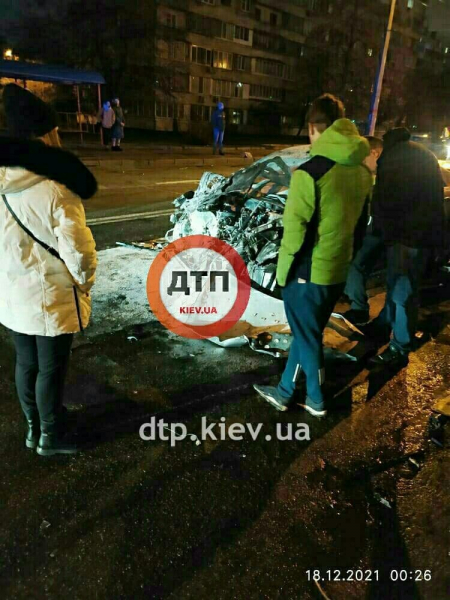 В Киеве Toyota протаранила сразу 15 припаркованных авто