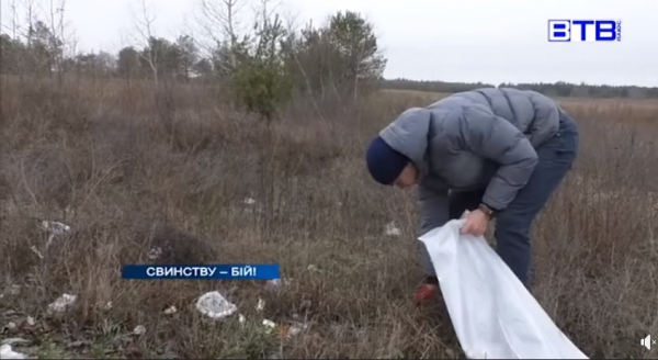 Доброволец из Херсона убирает мусор вдоль трасс и латает дороги за свои деньги - 