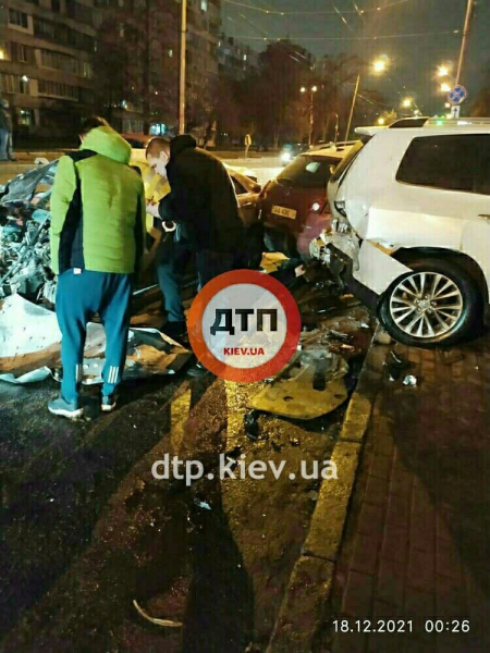 В Киеве Toyota протаранила сразу 15 припаркованных авто