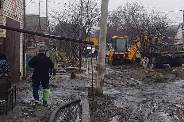 Фонтан из нечистот: в Херсоне прорвало напорный канализационный трубопровод