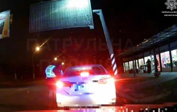 В Одессе пьяный водитель протащил патрульного по дороге, зажав руку окном