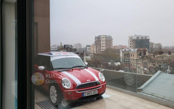В Одессе авто установили на балконе седьмого этажа