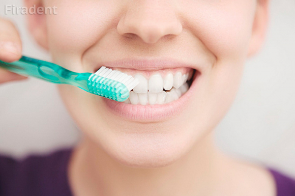 До или после завтрака: стоматологи объяснили, когда чистить зубы