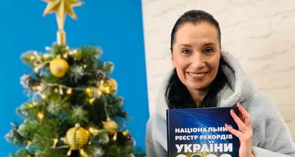 Украинка поставила мировой рекорд, вышив вручную книгу весом 9,4 килограмма - 