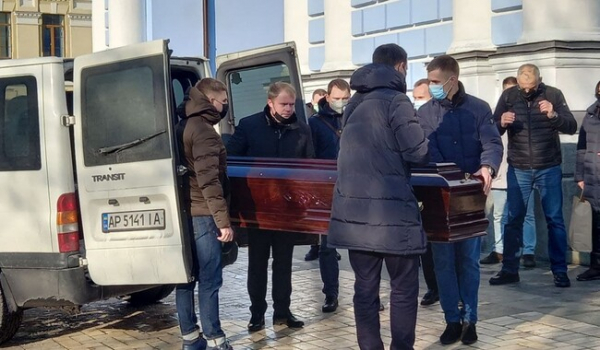 В Киеве прошло отпевание Тараса Познякова, убитого попутчиками в 2016 году - 