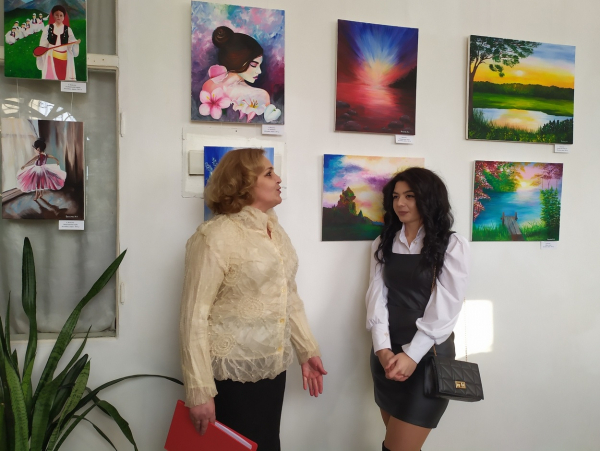 В Измаиле открылась выставка молодой художницы Инны Бельтек