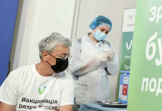 Украинские министры привились бустерной дозой вакцины от коронавируса - 