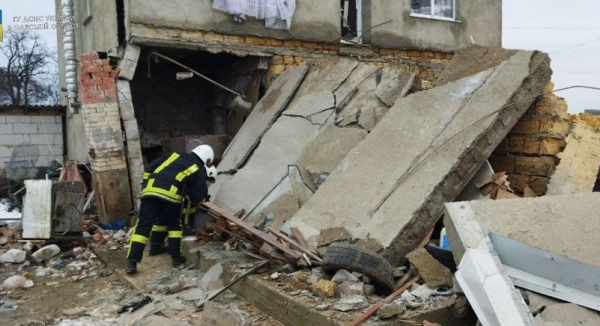 Взрыв газа в Каролино-Бугазе, под завалами дома найдено тело человека: кадры трагедии