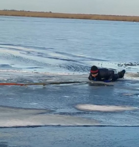 Искал подходящее место: в Измаильском районе на озере Дервент рыбак провалился под лёд (видео)