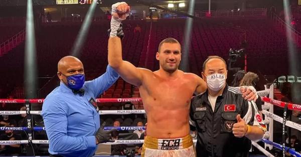 Украинский боксер Выхрист одержал скандальную победу: пять нокдаунов за два раунда - 