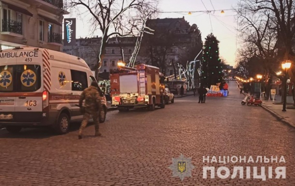 В центре Одессы "минировали" новогоднюю елку