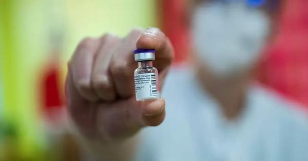 В Чехии правительство отменило обязательную вакцинацию против COVID-19 —
