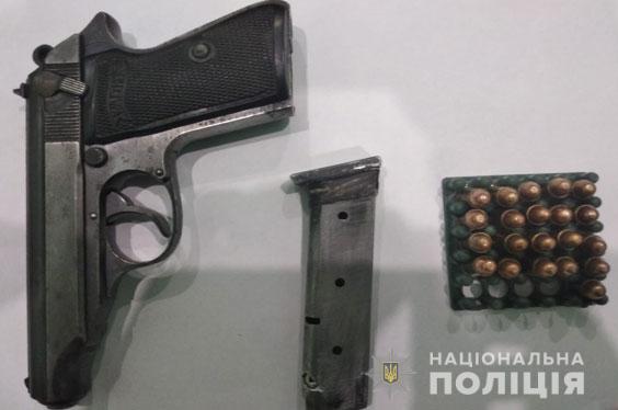 На Полтавщині у підпільного продавця зброї вилучили ще й наркотики | Криминал