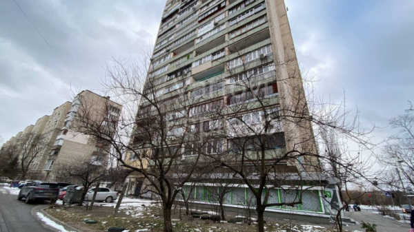 В Киеве из окна многоэтажки выпал полуторагодовалый ребенок