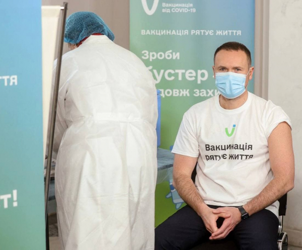 Украинские министры привились бустерной дозой вакцины от коронавируса - 