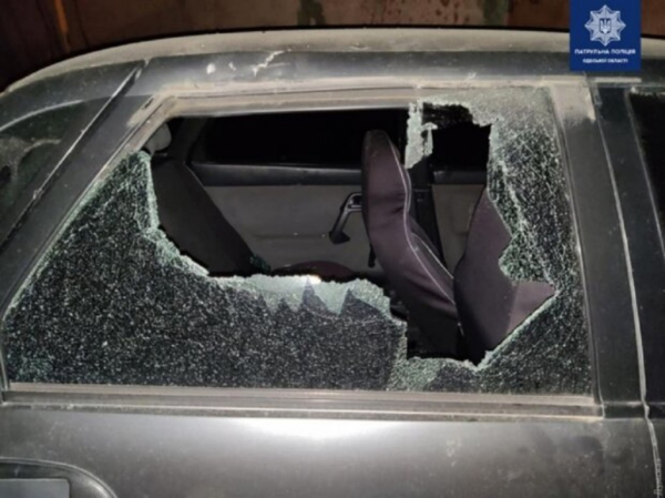 Отомстил за штраф: в Аккермане мужчина разгромил автомобиль полицейского (фото)
