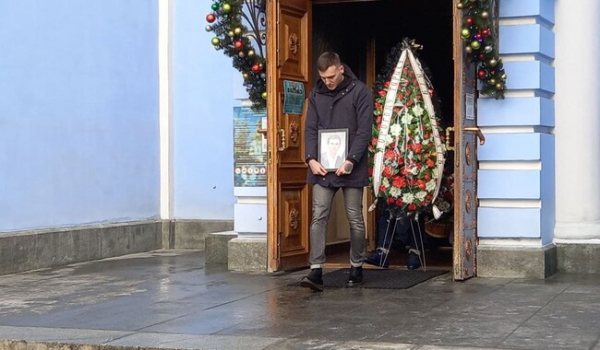 В Киеве прошло отпевание Тараса Познякова, убитого попутчиками в 2016 году - 