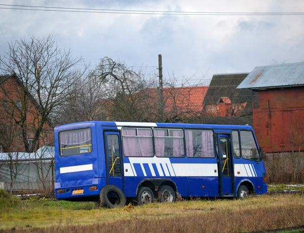 Во дворе в Луцке нашли единственный в своем роде автобус - 