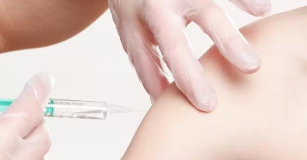 МОЗ разрешило вакцинировать подростков без справки о прививках - 