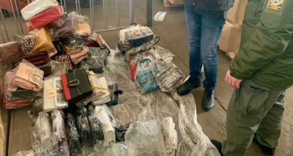 В Одессу пытались ввезти поддельные сумки Gucci и Louis Vuitton