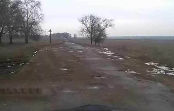 «Дорога для танков»: жители Белгород-Днестровского района показали разбитую дорогу госзначения