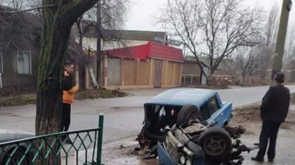 Разорвало пополам: в Белгород-Днестровском районе «жигули» на скорости влетели в столб