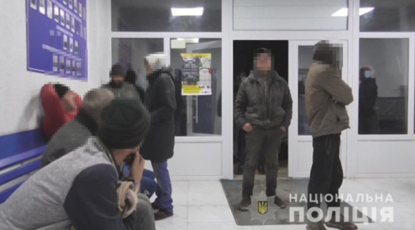 Избивали и платили алкоголем: в Белгород-Днестровском районе поймали фермеров-рабовладельцев (видео)