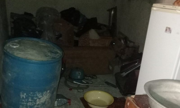«Обустроила квартиру»: в Арцизской громаде молодая мать с детьми поселилась в гараже (фото)