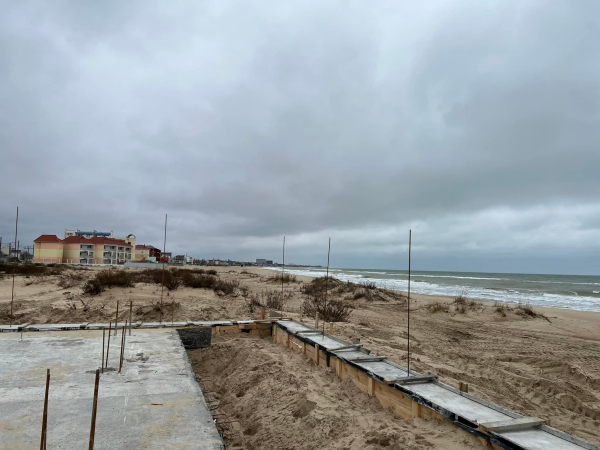 Война с застройщиком: на пляже в Затоке началось «незаконное» строительство гостиницы