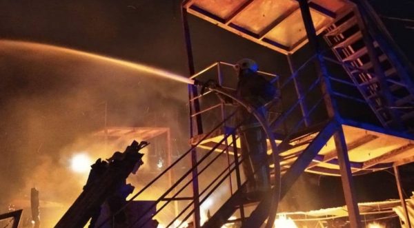 База отдыха превратилась в пылающий факел: кадры масштабного пожара под курортной Затоке