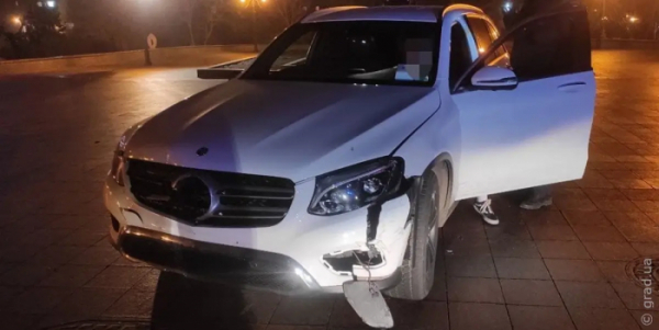 Пьяный водитель устроил гонки и сломал ограждения на Думской площади