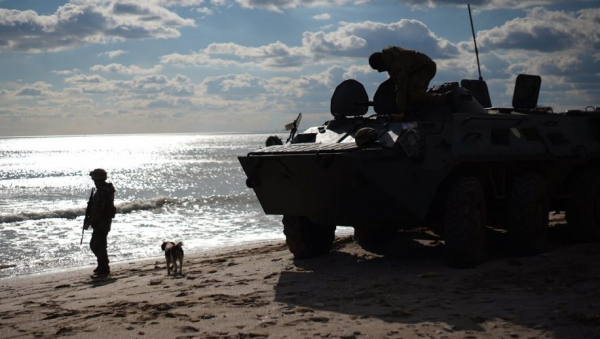 Держат экипаж “под дулами”: оккупанты принудительно ведут захваченное у острова Змеиный судно в Крым
