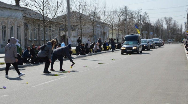 Жители Килии достойно провели в последний путь погибшего в Николаеве земляка: кадры прощания