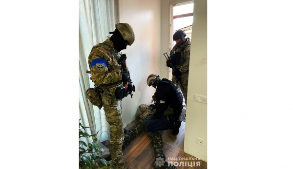 «Уже сидел за убийство»: в Одессе мужчина готовил налет, выдавая себя за военного (видео)
