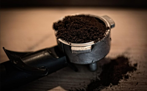 Как использовать кофейную гущу: удобрение для растений и косметическое средство
