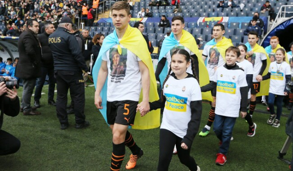 Шахтер вышел на благотворительный матч в футболках с портретом 4летней Алисы из Мариуполя фото  