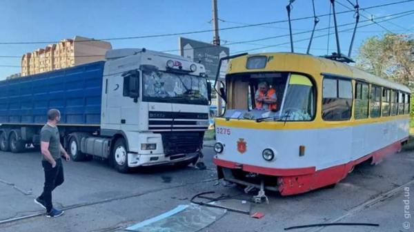 ДТП на поселке Котовского: грузовик врезался в трамвай