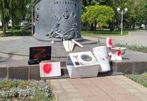 В Измаиле к памятнику Суворову снесли старые вещи и оставили послание