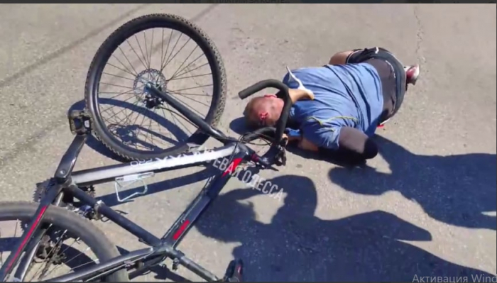 В Одессе парень на велосипеде попал под троллейбус.