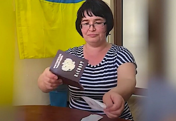 Измаильчанка публично разорвала свой российский паспорт