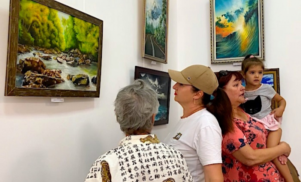 Голуби в небе и в сердце: в картинной галерее Измаила открылась выставка юной художницы (видео)
